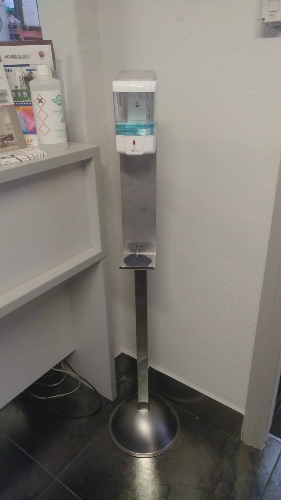 columna-con-dispensador-electronico-.jpg