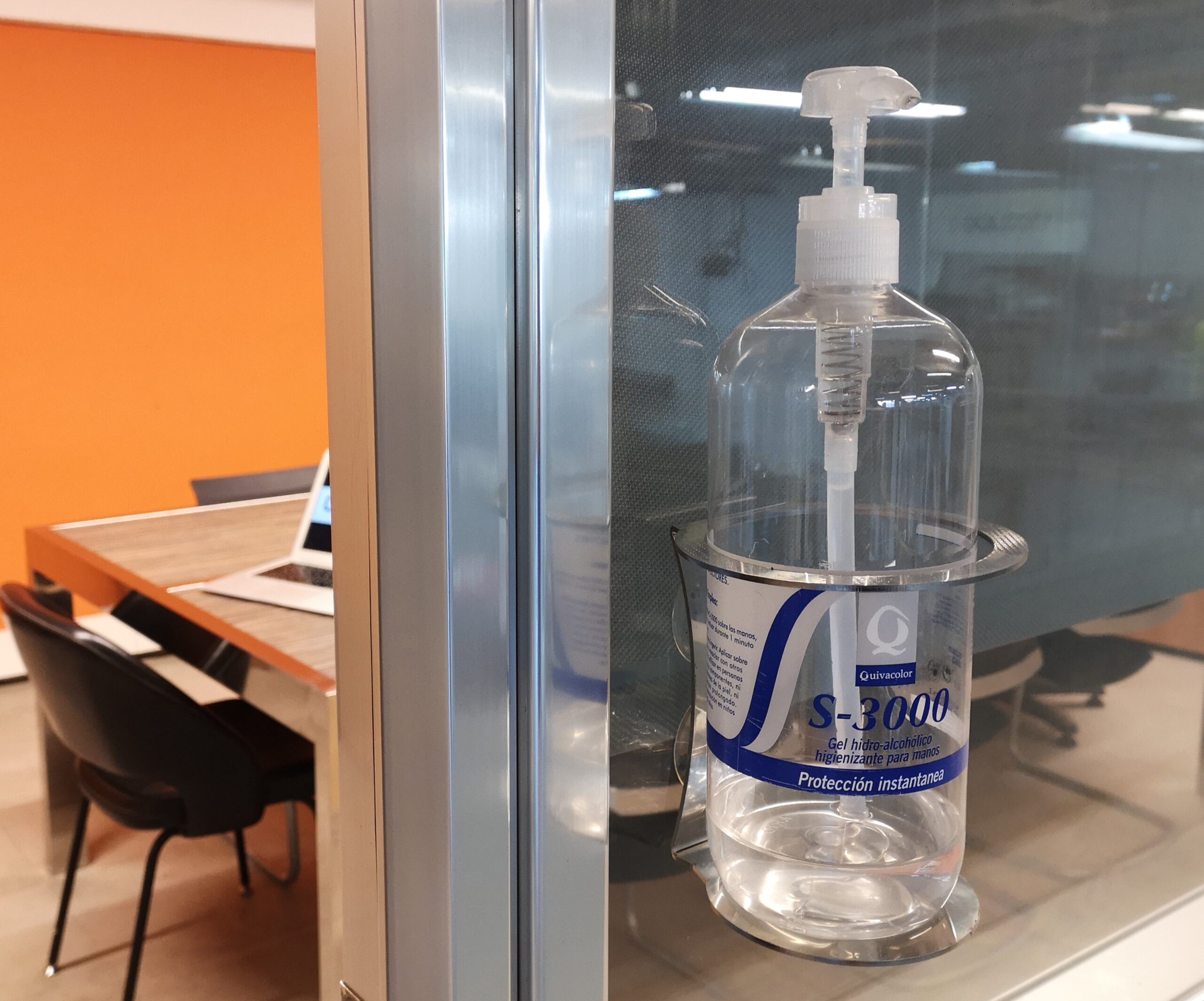 soporte-para-botellas-de-gel-hidroalcoholico-1.jpg